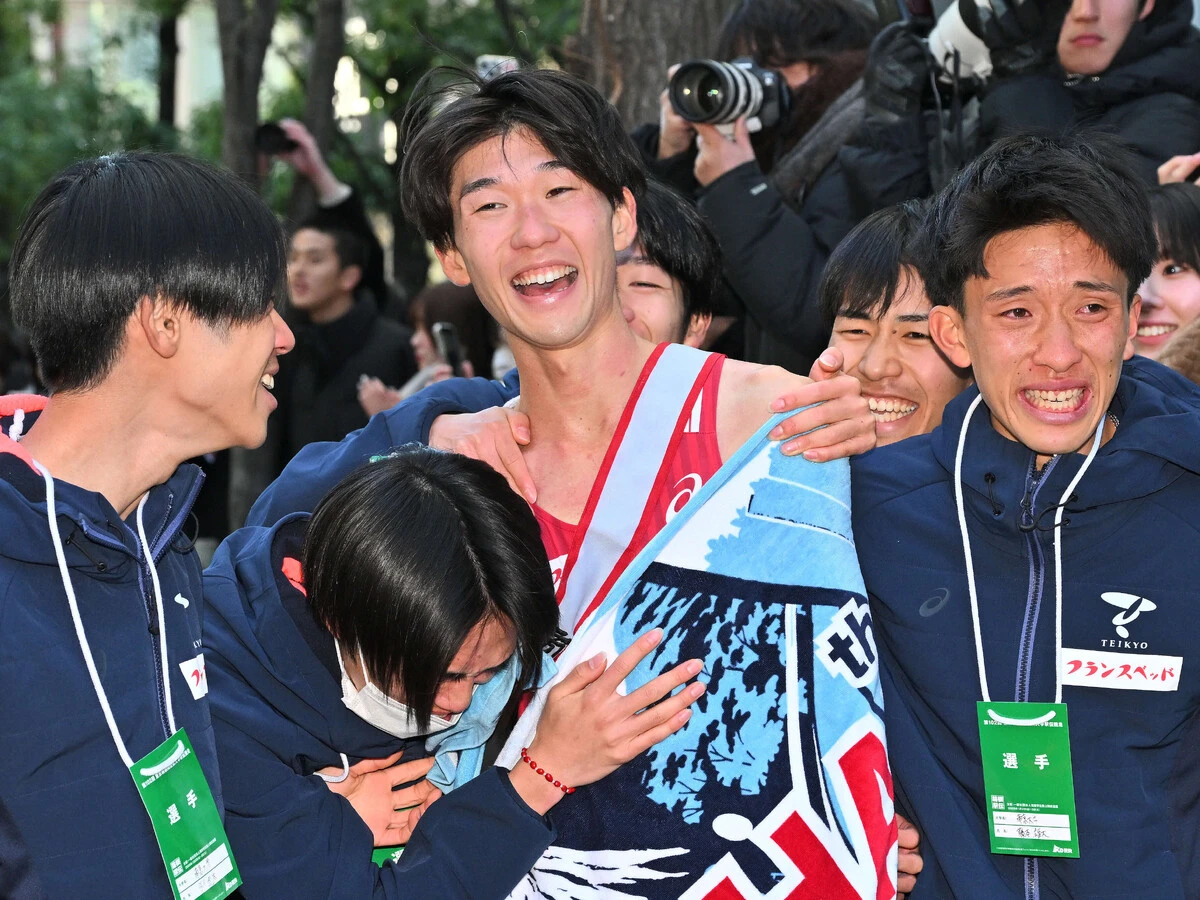 総合９位でゴールし、喜ぶ帝京大の選手たちphoto by Nikkan Sports/Aflo