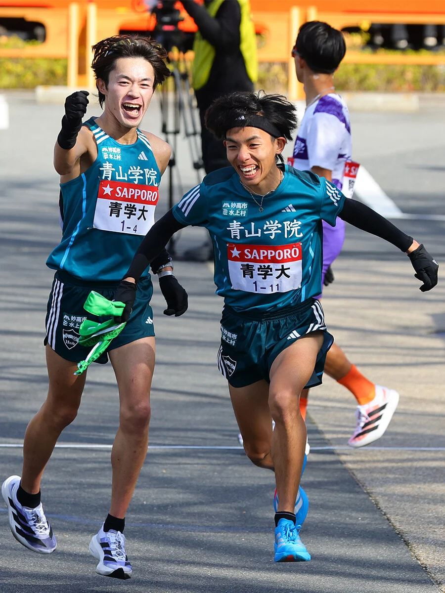 青学大は４区・平松享祐（左）が区間３位の好走を見せ、５区・黒田へつないだphoto by スポニチ/アフロ
