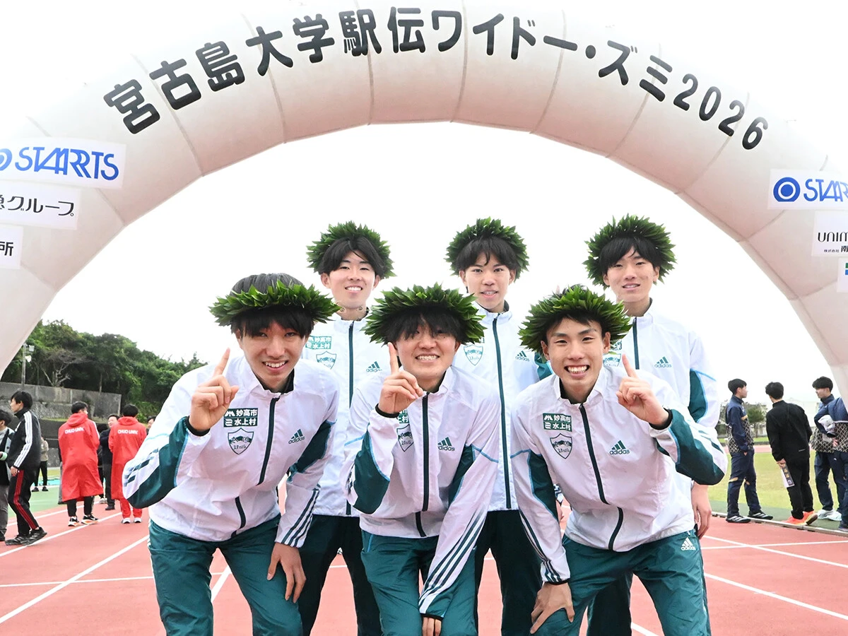 宮古島駅伝を大会新で制した青学大（前列左から椙山、石川、黒田、後列左から上野山、日向、前川）