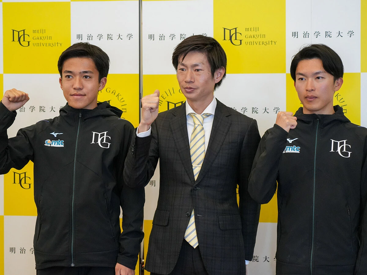 明治学院大の新監督に就任した中村匠吾（中）。左は新主将の小出暖人、右は髙橋歩夢 photo by Satoshi Wada