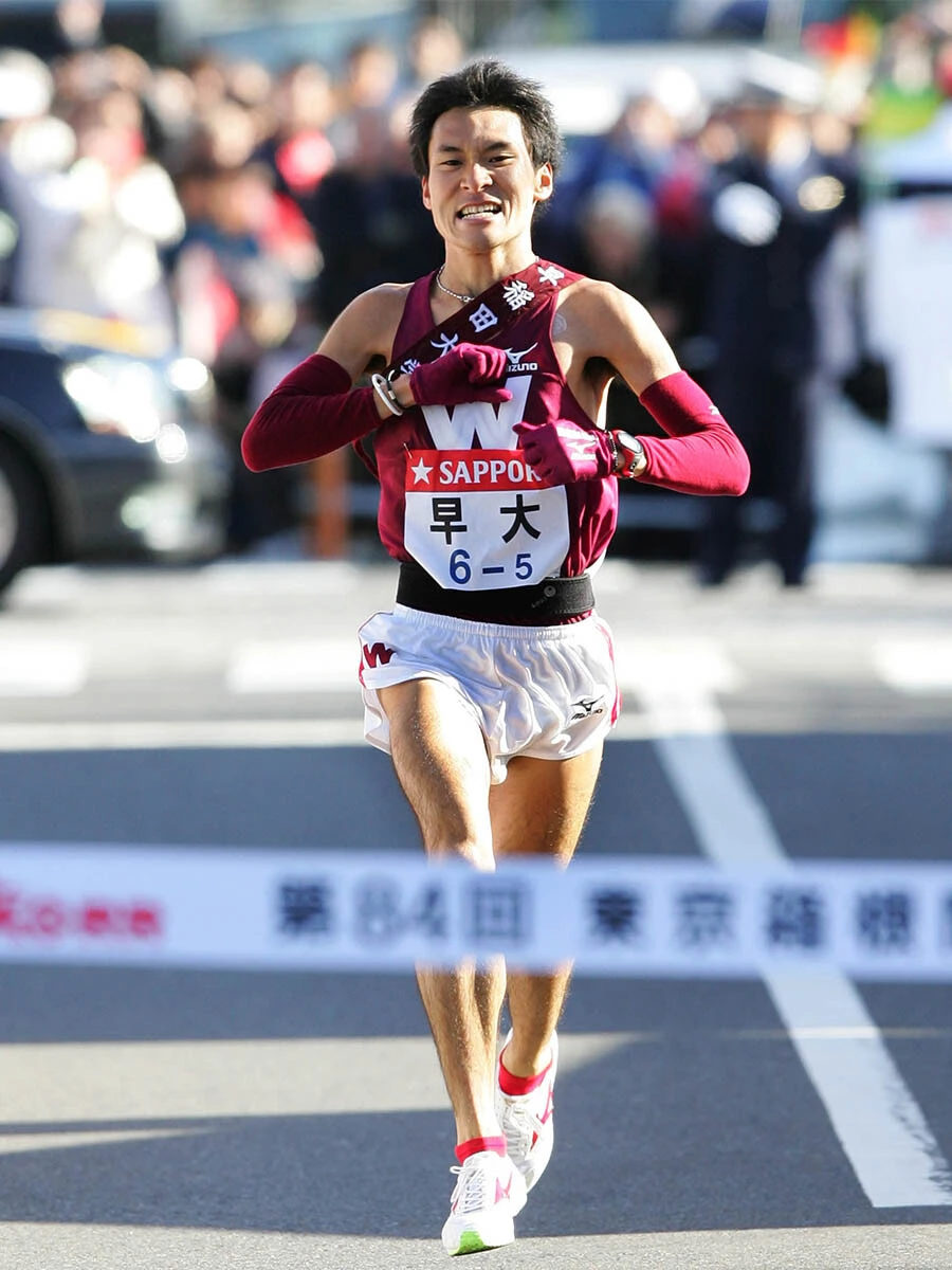 2008年、右拳を胸に当てて往路優勝のゴールに向かう早大・駒野亮太　photo by アフロスポーツ