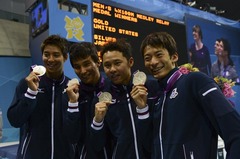 この種目で初の銀メダルを獲得した、右から入江陵介、北島康介、松田丈志、藤井拓郎