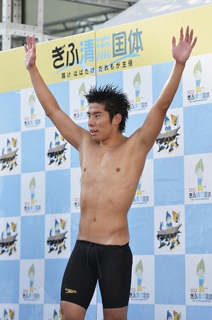 岐阜で行なわれた国体の競泳平泳ぎ200ｍで世界新を記録した山口観弘