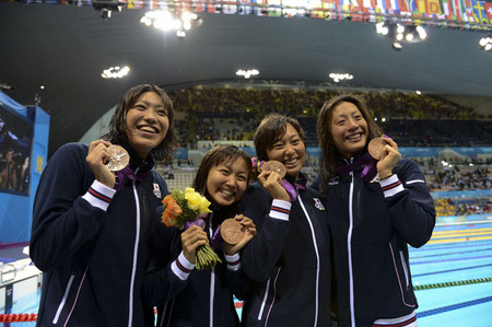 右から第１泳者・寺川綾、第２泳者・鈴木聡美、第３泳者・加藤ゆか、第４泳者・上田春香
