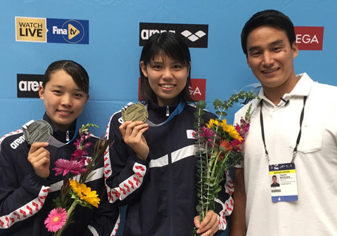 中央が400m個人メドレーで金メダルを獲得した小嶋美紅。左が銀メダルの佐々木杏奈