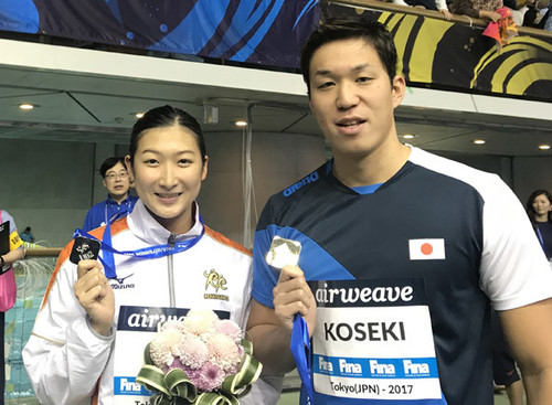 Ｗ杯東京大会でメダルを獲得した池江璃花子と小関也朱篤
