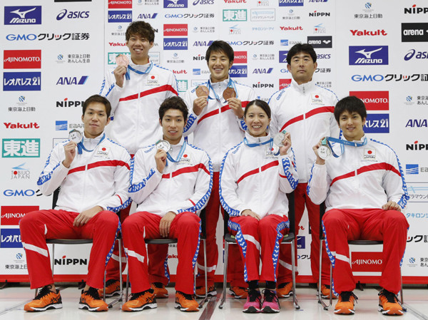 世界水泳でメダルを獲得した選手たちと平井監督（右上）