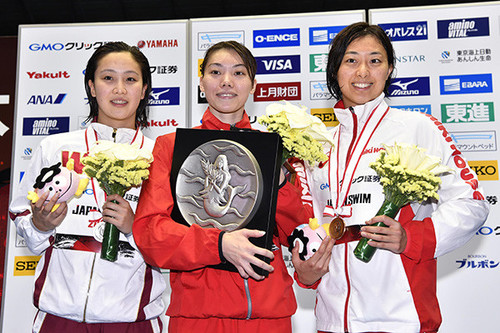 200ｍ平泳ぎで優勝した青木玲緒樹（中央）、２位の渡部香生子（左）、３位の鈴木聡美（右）