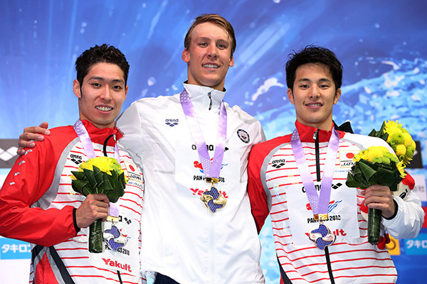 男子400ｍ個人メドレーの表彰台。銀メダルを獲得した荻野公介（左）。右は銅メダルの瀬戸大也