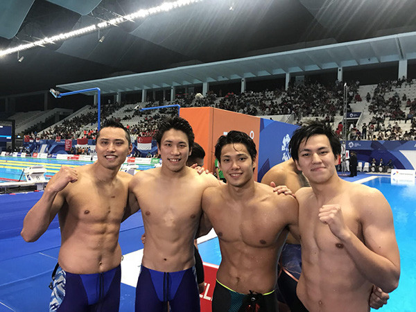 4×100ｍリレーで金メダルを獲得した塩浦慎理、松本克央、中村 克、溝畑樹蘭（左から）。