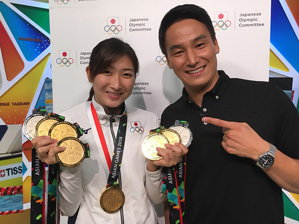 獲得したメダルを持って、いい表情を見せる池江璃花子と松田丈志