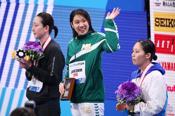 女子400m自由形で優勝した難波実夢（中央）