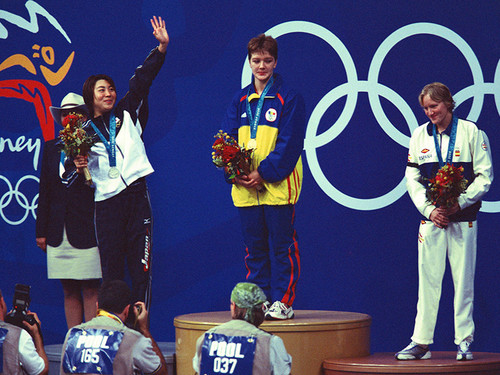 シドニー五輪女子100ｍ背泳ぎで銀メダルを獲得した中村真衣（写真左）