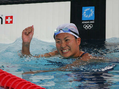 アテネ五輪女子800ｍ自由形で、金メダルを獲得した柴田亜衣