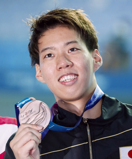 男子200ｍ平泳ぎで銅メダルを獲得した渡辺一平