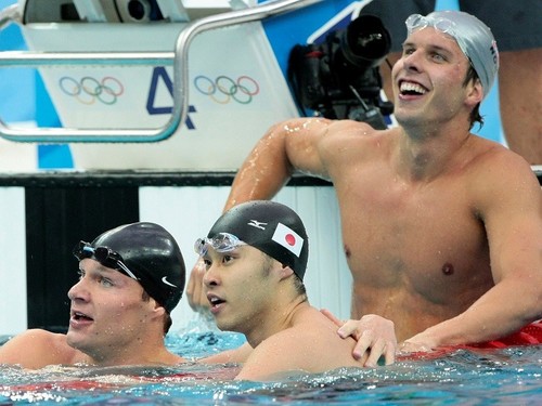 北京五輪男子100ｍ平泳ぎで北島康介が連覇。レース後の北島（写真中央）と、ライバルだったハンセン（同左）とダーレオーエン（同右）