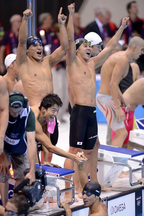 ロンドン五輪・競泳男子400mメドレーリレーで銀メダル獲得が決まり喜ぶ北島康介ら日本チームメンバー