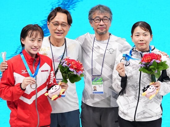 二度目の現役時代。（左から）馬淵優佳さん、父の馬淵崇英氏、松本行夫コーチ、榎本遼香選手　photo by AFLO SPORT