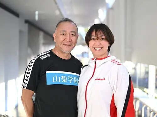 山梨学院大学で練習を続ける鈴木聡美。神田忠彦監督と photo by Kishimoto Tsutomu