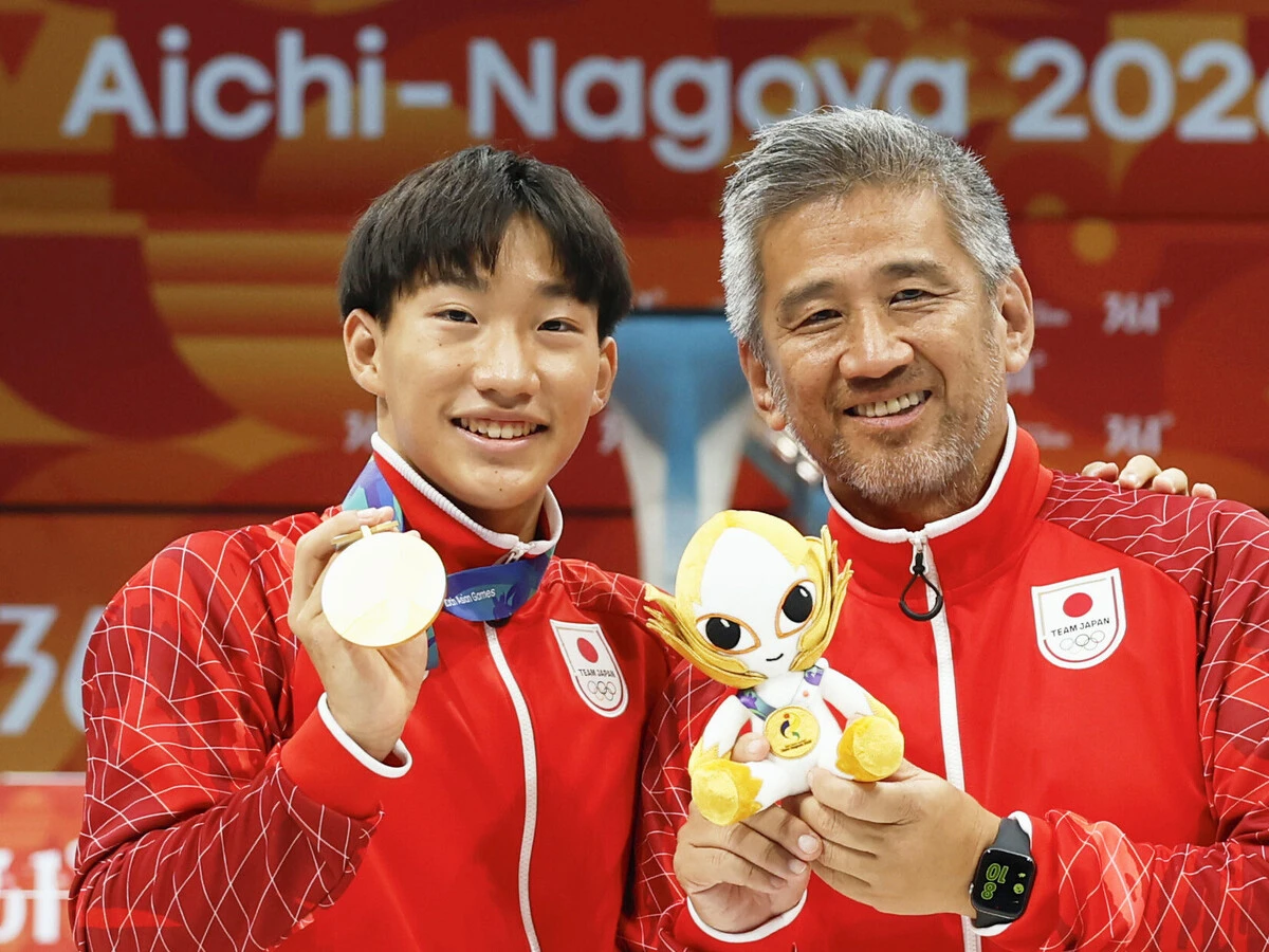 男子200m平泳ぎで金メダルを獲得した大橋信（左）と太田伸コーチ（右）photo by Kyodo News