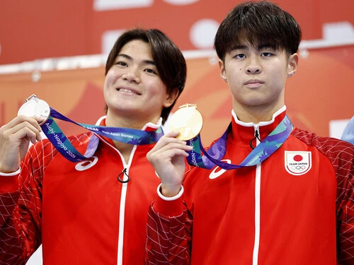パリ五輪以降、日本の競泳界をリードしている松下知之（左）と急成長中の小島夢貴（右）　photo by Kyodo News