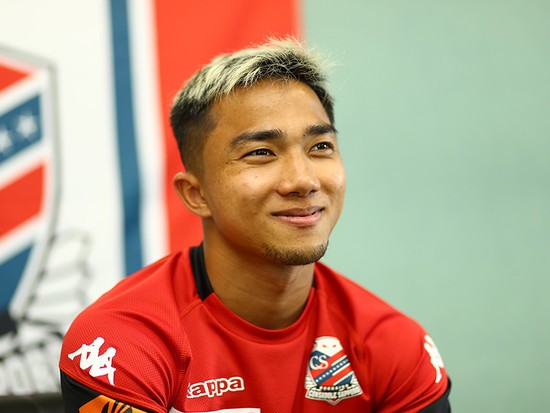 Chanathip playing for J1 League club Hokkaido Consadole Sapporo