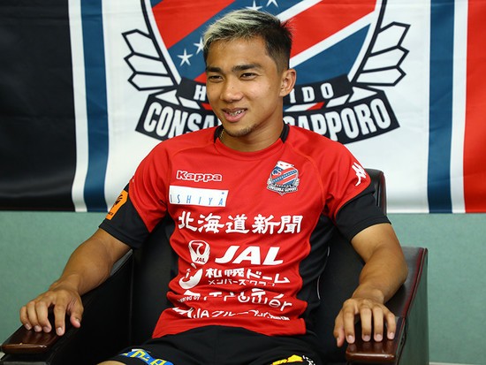 Chanathip playing for J1 League club Hokkaido Consadole Sapporo