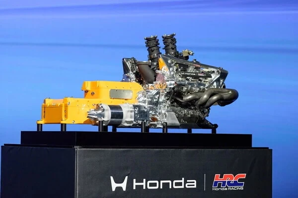 Honda's new power unit fitted to Aston Martin / photo by Shogo Murakami