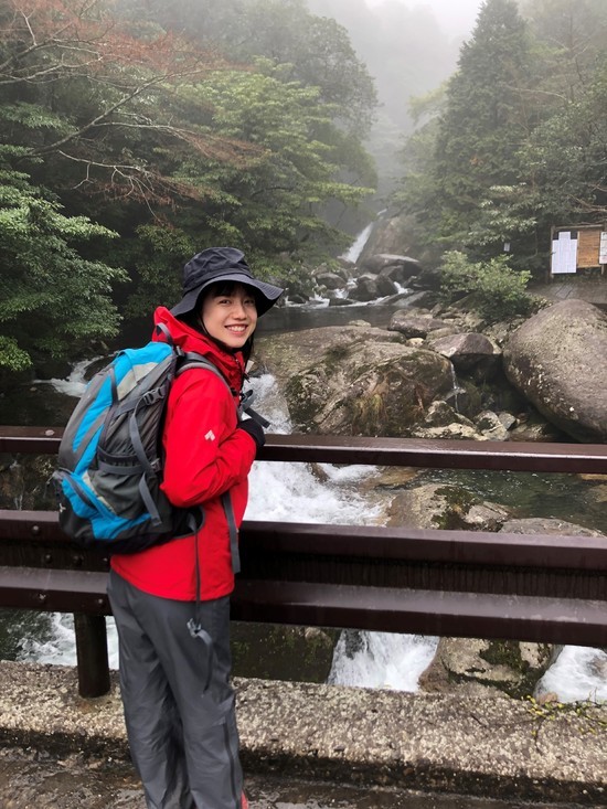 屋久島へハイキングに訪れた際の弘中さん（写真＝本人提供）