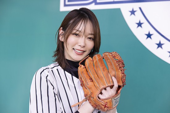 竹本萌瑛子さん。中学時代の野球部のユニフォームを着用