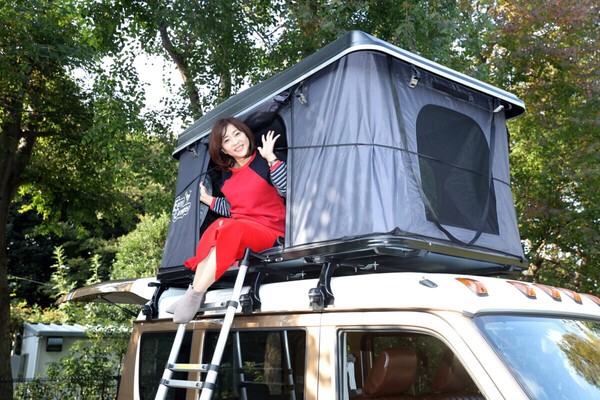 軽キャンピングカーのレンタカー事業を始めたタレントの松本明子さん 写真提供／松本明子