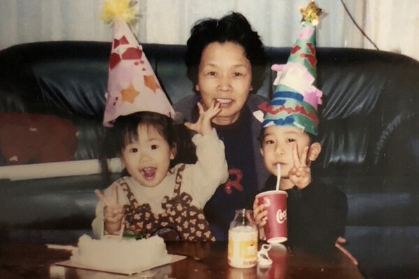 幼少期の田辺さん（左）。子どもの頃から11年間、バトントワリングに打ち込んだ 写真／本人提供