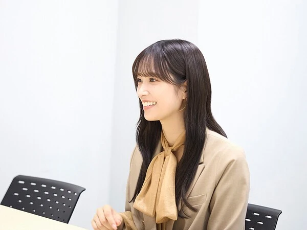 インタビューに答える日向坂46の佐々木久美さん　Photo by Takahiro Idenoshita