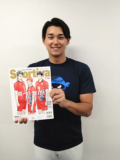 男子バレー特集号を手に笑顔　photo by Sportiva