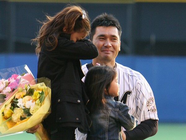 黒木知宏氏の引退試合で花束を渡す芽依さん（写真左）　photo by Sankei Visual
