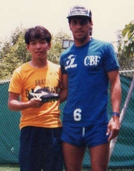 1986年、カレカの元を訪れスパイクを手渡した安井氏