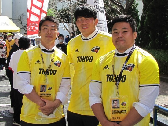 三菱地所ブースで「防災スポーツ」を体験した東京サントリーサンゴリアスの（左から）中靍隆彰、片倉康瑛、桶谷宗汰