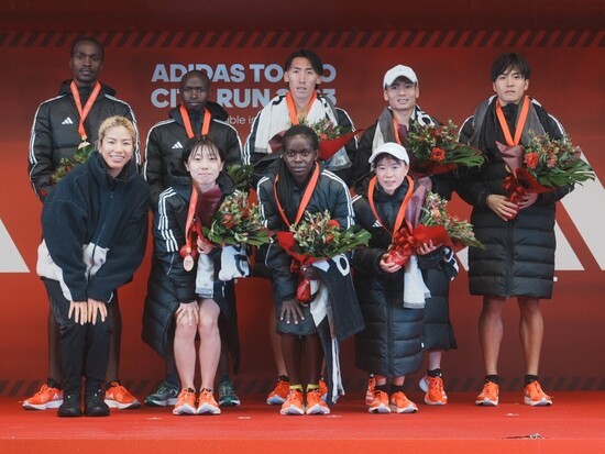 表彰された選手たちと新谷仁美（一列目左端）