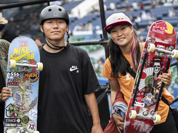 昨年に引き続き今大会も出場するスケートボードの永原悠路（左）と四十住さくら　写真提供／X Games Chiba 2023