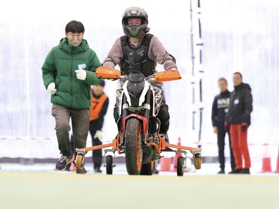 平塚競輪場で障がい者向けのオートバイ体験走行会が開催された