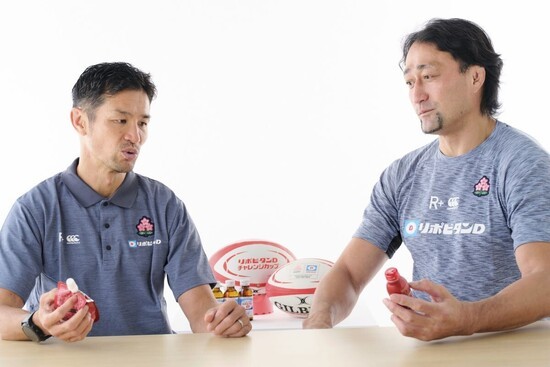 普段から「リポビタン Sports」シリーズを愛飲するおふたり　photo by Noto Sunao（a presto）