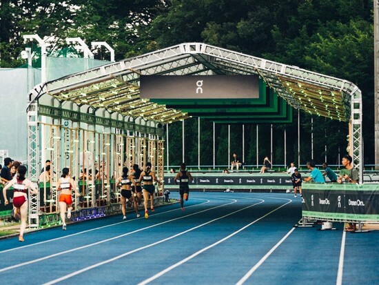 トラックに置かれた大きなトンネルのなかを走る選手たち。新しい景色があった