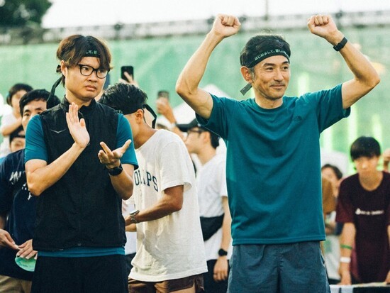 パン食い競争に出場した柏原竜二さん（左）と為末大さん（右）