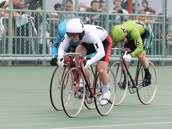 ゴール線に向かって疾走する森田（１番車・白）　photo by Takahashi Manabu