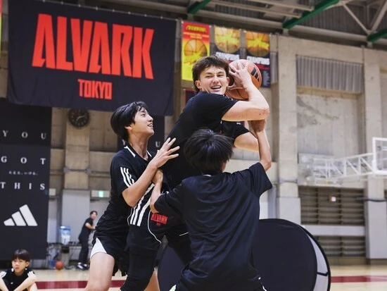 テーブス海選手が子どもたちとプレー。第１弾では15歳以下の30名が参加　©アディダス