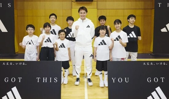 松山選手とワセダクラブフェンシングスクールの子どもたち　©アディダス