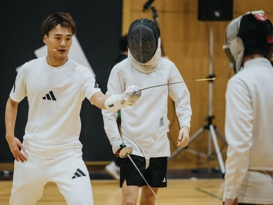 対戦形式のトレーニングではひとり一人の動きを見て、的確なアドバイスを送った　photo by Gunki Hiroshi