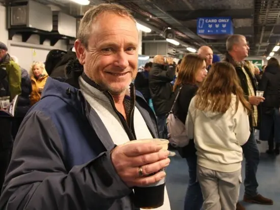 ギネスビールを飲むマルコムさん。仲間とのサッカー談義が好きだという　photo by Igawa Yoichi