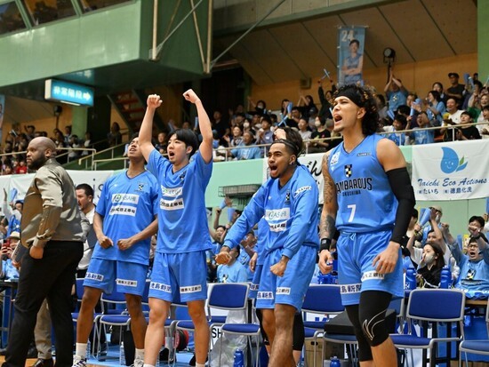 地元ファンの後押しを背に一丸となって戦う選手たち　　©︎TOKUSHIMA GAMBAROUS