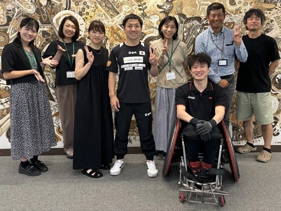 車いすラグビーの今井友明選手とゴールボールの川嶋悠太選手が社内で行なわれた「パラアスリートから学ぶDE&I研修」に参加　写真提供：オイシックス・ラ・大地